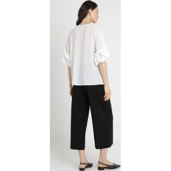 Vince Camuto RUFFLE TIE KEYHOLE TEXTURED BLOUSE Bluzka new ivory. Białe bluzki damskie Vince Camuto, l, z elastanu. Za 419,00 zł.