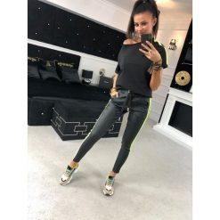 T-Shirt ,,NEON STRIPS’’ black II. Czarne koszule damskie Divinostyle, na co dzień, s, bez wzorów, z bawełny, bez kołnierzyka, bez rękawów. Za 79,00 zł.