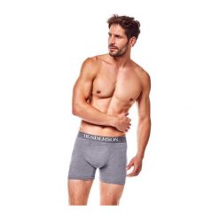 Bokserki Man 35218-90X Szary. Szare bokserki męskie marki Henderson, z napisami. Za 34,90 zł.