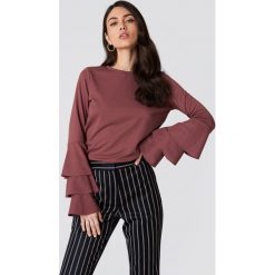 NA-KD Sweter z falbanami - Red. Czerwone swetry damskie NA-KD, bez wzorów, z elastanu, z długim rękawem, długie, bez kaptura. W wyprzedaży za 85,36 zł.