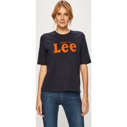Lee - T-shirt. Niebieskie bluzki damskie Lee, s, z nadrukiem, z bawełny, z okrągłym kołnierzem. W wyprzedaży za 59,90 zł.