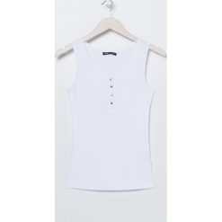 Top basic z guzikami - Biały. Białe topy damskie Sinsay, s, bez wzorów, bez kołnierzyka. Za 15,99 zł.