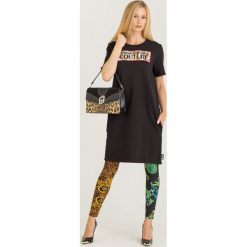 SUKIENKA VERSACE JEANS COUTURE. Czarne sukienki damskie Versace Jeans Couture, na imprezę, s, z aplikacjami, z bawełny, z okrągłym kołnierzem, bez rękawów, oversize. Za 579,00 zł.