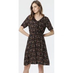 Czarna Sukienka Nereily. Czarne sukienki damskie Born2be, s, bez wzorów, bez kołnierzyka, bez rękawów, mini. W wyprzedaży za 39,99 zł.