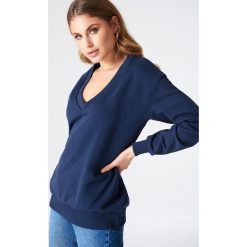 NA-KD Basic Bluza basic z dekoltem V - Navy. Niebieskie bluzy damskie NA-KD Basic. W wyprzedaży za 50,48 zł.