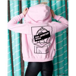 Różowa bluza z kapturem Towar Luksusowy. Różowe bluzy damskie Pakamera, z nadrukiem, bez rękawów, z kapturem. Za 179,00 zł.