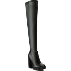 Muszkieterki GUESS - Dolores FLDOL4 ELE11 BLACK. Czarne kozaki damskie marki Guess, ze skóry ekologicznej, przed kolano, na wysokim obcasie, na obcasie. W wyprzedaży za 349,00 zł.