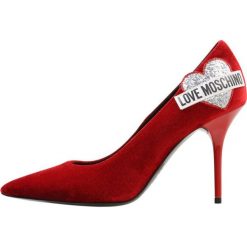 Love Moschino Szpilki rosso. Czerwone czółenka damskie na sylwestra Love Moschino, bez wzorów, ze skóry, bez obcasa, na szpilce, bez zapięcia. Za 949,00 zł.