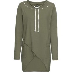 Shirt z założeniem kopertowym bonprix oliwkowo-biały z nadrukiem. Zielone koszulki damskie marki bonprix, z nadrukiem, bez kołnierzyka, bez rękawów. Za 59,99 zł.