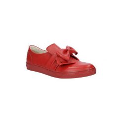 Buty Casu Slip on skórzany z kokardą 1967. Różowe trampki i tenisówki damskie marki Casu, bez wzorów, bez zapięcia. Za 119,99 zł.