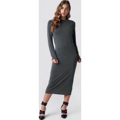 Rut&Circle Sukienka midi - Grey. Szare sukienki damskie marki Rut&Circle, na co dzień, bez wzorów, z okrągłym kołnierzem, z długim rękawem, długie, midi, proste. W wyprzedaży za 97,17 zł.