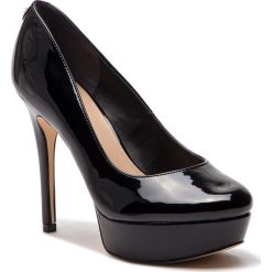 Szpilki GUESS - FL5HL2 PAF08 BLACK. Czarne półbuty damskie marki Guess, z aplikacjami, ze skóry ekologicznej, eleganckie, bez obcasa, na obcasie, bez zapięcia. Za 649,00 zł.