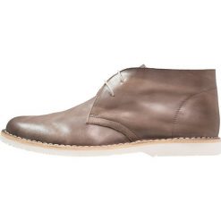 Kenneth Cole New York WITTEN BOOT Sznurowane obuwie sportowe light grey. Szare buty sportowe męskie marki Kenneth Cole New York, z materiału, na sznurówki. W wyprzedaży za 369,50 zł.