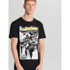 Koszulka z nadrukiem Batman - Czarny. Czarne koszulki męskie Cropp, s, z nadrukiem, bez kołnierzyka, bez rękawów. Za 59,99 zł.
