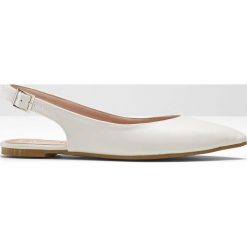 Baleriny z paskiem na pięcie bonprix cielisty. Brązowe baleriny damskie bonprix, bez wzorów, bez obcasa. Za 37,99 zł.