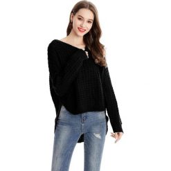 Sweter w kolorze czarnym. Czarne swetry damskie Swetry na chłodne dni, bez wzorów, bez rękawów, bez kaptura. W wyprzedaży za 119,95 zł.