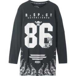 Modny długi shirt bonprix czarny z nadrukiem. Czarne koszule chłopięce marki bonprix, z nadrukiem, bez kołnierzyka, z długim rękawem, długie. Za 32,99 zł.
