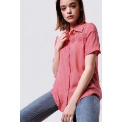 Koralowa Koszula Rational. Pomarańczowe bluzki damskie Born2be, s, z haftami, z tkaniny. Za 59,99 zł.