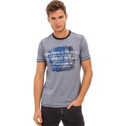 T-shirt w kolorze szarym. Szare t-shirty męskie GALVANNI, m, z nadrukiem, z bawełny, z okrągłym kołnierzem. W wyprzedaży za 99,95 zł.