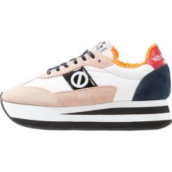 No Name FLEX JOGGER Sneakersy niskie poudre/white. Brązowe trampki i tenisówki damskie marki No Name, bez wzorów, ze skóry, bez zapięcia. Za 459,00 zł.
