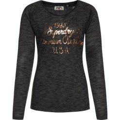 Bluzka Superdry Parton LS Graphic Top W6000020A. Szare bluzki damskie Superdry, bez wzorów, z poliesteru, bez kołnierzyka, bez rękawów. W wyprzedaży za 119,00 zł.