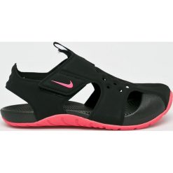 Nike Kids - Sandały dziecięce Sunray Protect 2. Czarne sandały chłopięce Nike Kids, z gumy, z okrągłym noskiem, bez zapięcia. W wyprzedaży za 129,90 zł.
