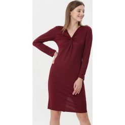 Bordowa Sukienka Magali. Czerwone sukienki damskie Born2be, na randkę, s, bez wzorów, bez kołnierzyka, z długim rękawem, długie, mini, dopasowane. Za 59,99 zł.