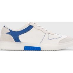 Kazar Studio - Buty. Białe sneakersy męskie Kazar Studio, z okrągłym noskiem, na sznurówki. W wyprzedaży za 219,90 zł.