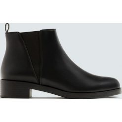 Czarne botki basic na płaskim obcasie. Czarne botki damskie Pull&Bear, bez obcasa, na obcasie, bez zapięcia. Za 139,00 zł.