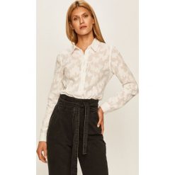 Guess Jeans - Koszula. Białe bluzki damskie Guess Jeans, na co dzień, s, z aplikacjami, z bawełny, klasyczne, z klasycznym kołnierzykiem, z długim rękawem. W wyprzedaży za 299,90 zł.