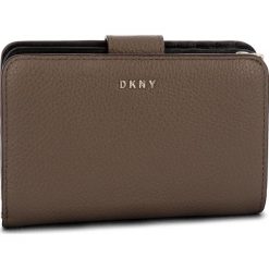 Duży Portfel Damski DKNY - Sm Carryall R83ZA659 Desert DES. Pomarańczowe portfele damskie DKNY, bez wzorów, ze skóry. W wyprzedaży za 349,00 zł.