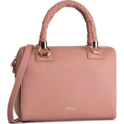 Torebka LIU JO - M Satchel A69024 E0031 Cannella 71230. Różowe torebki klasyczne damskie Liu Jo, bez wzorów, ze skóry ekologicznej, klasyczne, bez dodatków. Za 649,00 zł.