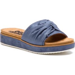 Klapki REFRESH - 69833 Jeans. Niebieskie klapki damskie Refresh, bez wzorów, z jeansu, bez obcasa. W wyprzedaży za 119,00 zł.