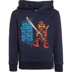 LEGO Wear NINJAGO SEBASTIAN 104 Bluza z kapturem dark navy. Niebieskie bluzy męskie marki LEGO Wear, z elastanu, z kapturem. Za 149,00 zł.