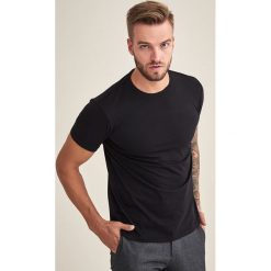 T-shirt w kolorze czarnym. Czarne t-shirty męskie TATUUM, s, bez wzorów, z okrągłym kołnierzem. W wyprzedaży za 39,95 zł.