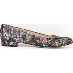 Kwiatowe balerinki na niskim obcasie - skóra naturalna - model 050 - kolor czarne kwiaty. Czarne baleriny damskie Zapato, w kwiaty, ze skóry, na niskim obcasie. Za 299,00 zł.