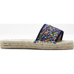Espadryle bonprix niebiesko-kolorowy. Niebieskie espadryle damskie bonprix, z aplikacjami, bez obcasa. Za 24,99 zł.