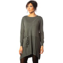 Sukienka "Segal" w kolorze khaki. Brązowe sukienki damskie Cosy Winter, l, bez wzorów, z kaszmiru, z okrągłym kołnierzem, bez rękawów, mini. W wyprzedaży za 179,95 zł.