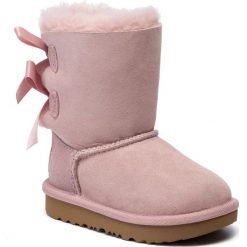 Buty UGG - T Bailey Bow II 1017394T Pcry. Różowe śniegowce dziewczęce Ugg, bez zapięcia. Za 689,00 zł.
