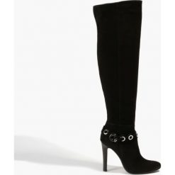 Buty zimowe damskie: Czarne welurowe kozaki na obcasie