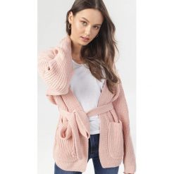Różowy Kardigan Elurecea. Różowe swetry damskie Born2be, s, bez wzorów. Za 139,99 zł.