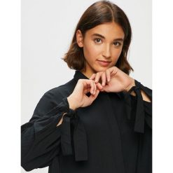 Levi's - Koszula. Czarne koszule damskie Levi's®, s, bez wzorów, z wiskozy, casualowe, bez kołnierzyka, z długim rękawem. W wyprzedaży za 99,90 zł.