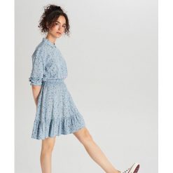Sukienka w kwiaty - Niebieski. Niebieskie sukienki damskie Cropp, xl, w kwiaty, bez kołnierzyka, bez rękawów. W wyprzedaży za 39,99 zł.