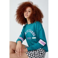 Bluza z napisem. Żółte bluzy damskie marki Pull&Bear, z napisami. Za 39,90 zł.