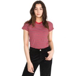 Levi's Perfect Koszulka Czerwony Biały. Czerwone koszulki damskie Levi's®, s, w paski, z bawełny, bez kołnierzyka. Za 102,95 zł.