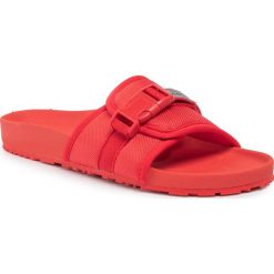 Klapki PEPE JEANS - Ultra Bio Slider PMS90062 Factory Red 220. Czerwone klapki męskie Pepe Jeans, z jeansu, bez zapięcia. W wyprzedaży za 139,00 zł.