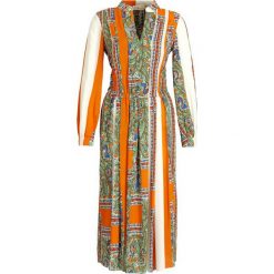 Sukienka codzienna Tory Burch 55308. Sukienki damskie Tory Burch, na co dzień, bez wzorów, z wiskozy, bez kołnierzyka, bez rękawów, proste. W wyprzedaży za 1229,00 zł.