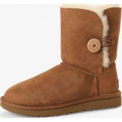 UGG - Skórzane kozaki damskie – Bailey Button II, brązowy. Pomarańczowe kozaki damskie Ugg, bez obcasa, bez zapięcia. Za 999,95 zł.