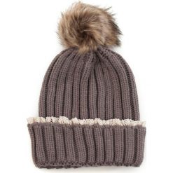 Czapka damska z koronką i pomponem brązowa. Brązowe czapki zimowe damskie Art of Polo, w koronkowe wzory, z koronki. Za 36,52 zł.