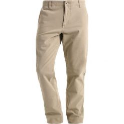 Chinosy męskie: DOCKERS ALPHA NEW Spodnie materiałowe british khaki